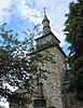 Die drei alten Teile (Turm, Chor und Querschiff) der Saint-Hilaire-Kirche in Temploux