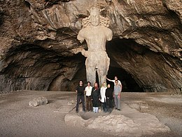 La statue colossale de Shapur I.jpg