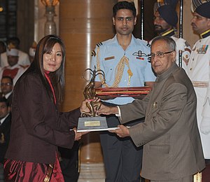 The President, Shri Pranab Mukherjee presenting the Arjuna Award to Ms. Chekrovolu Swuro for Archery, at the National Sports & Adventure awards ceremony, at Rashtrapati Bhawan, in New Delhi on August 31, 2013.jpg