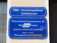 Hall in Tirol: Schild am Bahnhof: „ÖBB-Verzollungsdienst/Zolldeklarant“ und „RailCargo Austria Cargo-Service-Center“