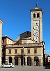 Tolentino, piazza della libertà, torre dei tre orologi 02.jpg