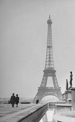 Paris 1945, mit dem Eiffelturm vom Trocadéro aus gesehen. Die Einstellung, in der Marcello Giulia ins Taxi setzt, entstand etwas weiter links.