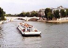 Tourism.paris.river.arp.750pix.jpg