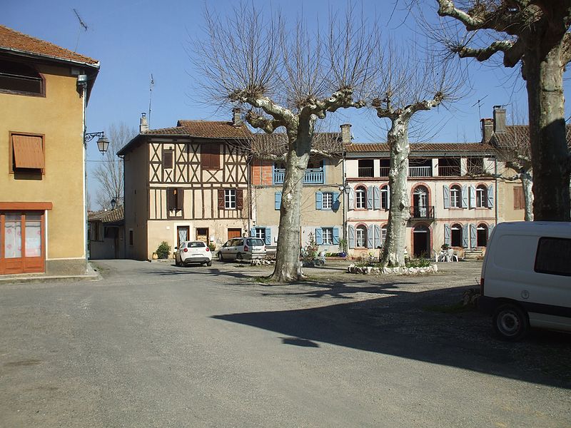 File:Traditional buildings in Simorre.jpg