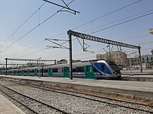 Tunis south surb train Train banlieue nord rentrant gare Tunis 2020.jpg
