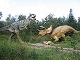 דגמים בדיורמה המציגים טירנוזאורוס רקס ולידו טריצרטופס