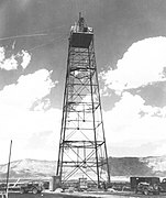 A teszt számára épített 30 méter magas torony, aminek a tetején helyezték el a bombát
