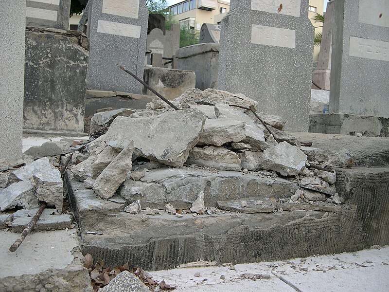 File:TrumpeldorCemeteryTelAvivDeterioration(DSCN2591).JPG