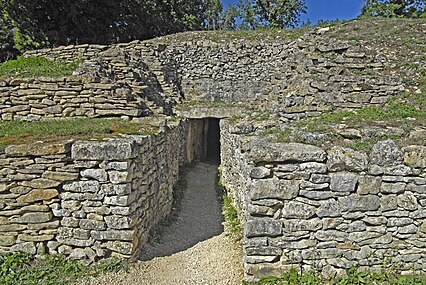 Tumulus A, couloir d'accès en pierres sèches[9].