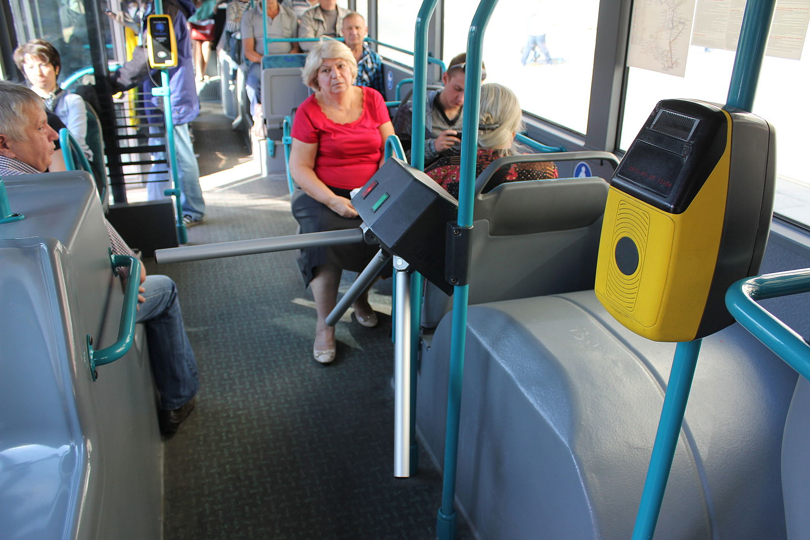 1599px-Turnstile_and_smart_card_reader_in_Moscow_bus.JPG