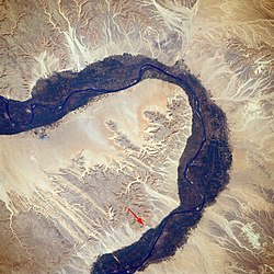 A Királyok völgyének elhelyezkedése a Thébai hegyekben, a Nílustól nyugatra, 1988 októberében (vörös nyíl)