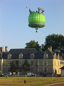 Le château dit de Gassion, survolé par deux montgolfières.