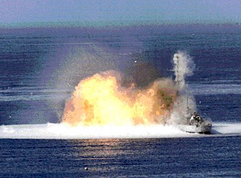 350px-USS_McNulty_%28DDE-581%29_sunk_as_target_with_FAE_1972.jpg