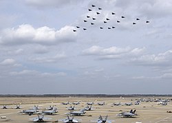 Passage des intercepteurs embarqués Grumman F-14 Tomcat du 8th AAK sur la piste "Ocean" avant le retrait des véhicules de ce type de l'US Navy