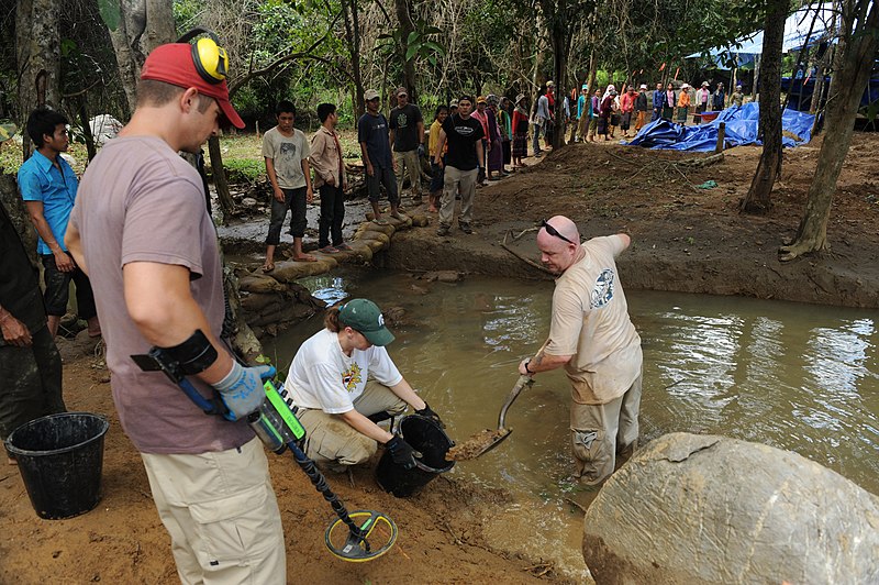 File:US Navy 110702-N-HG891-030 Tech. Sgt. William Adomeit, left, an explosive ordnance disposal specialist assigned to the Joint Prisoner of War-Missin.jpg