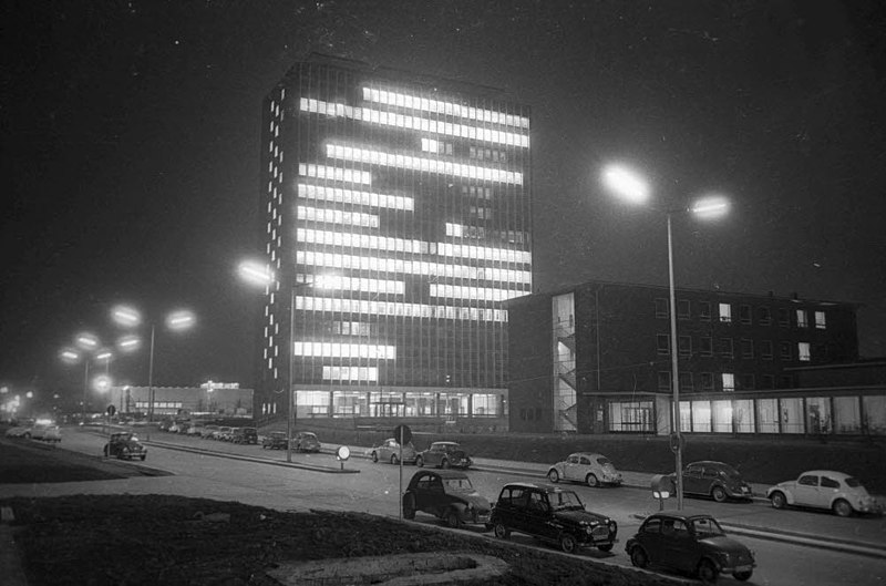 File:Uni-Hochhaus bei Nacht (Kiel 44.252).jpg