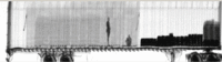 検問所のカーゴスキャニング（英語版）システムの画像。画像中央の積荷に潜む2人の密航者（直立姿と座り込み姿）が映し出されている。