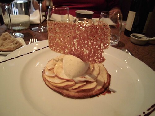 fine Apple Pie and vanilla ice cream, in a Vaison-la-Romaine's restaurant