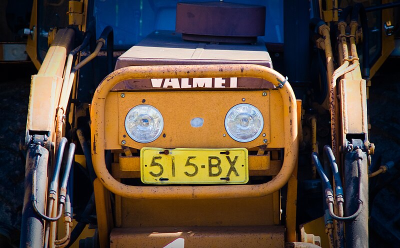 File:Valmet tractor front.jpg