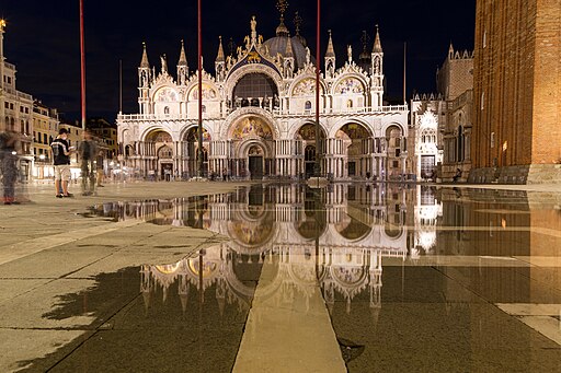 Venedig: Markusplatz mit Blick zum Markus-Dom (UNESCO-Welterbe in Italien). Venezia Piazza San Marco