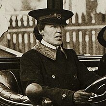 Věra „Jack“ Holme jako šofér WSPU, k. 1910 (oříznuto) .jpg