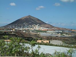 Vista de la localidad de La Atalaya y de la montaña homónima