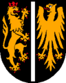 Gemeinde Pöndorf In Schwarz ein silberner Stab; rechts ein goldener, linksgewendeter, rot bewehrter und gekrönter Löwe, links ein goldener, rot bewehrter und bezungter Adler.