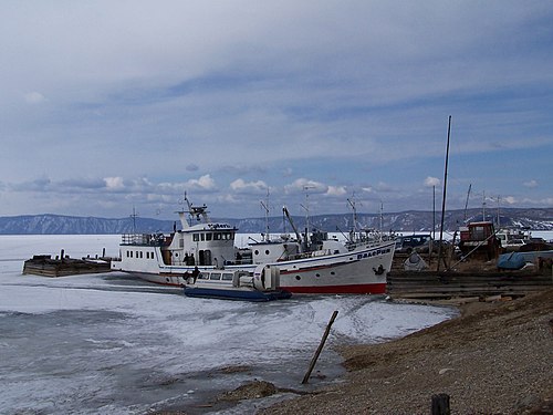 Schiffe im Eis des Baikalsees gefangen