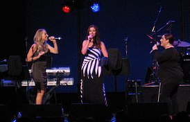 La banda de Wilson Phillips en concierto en 2011