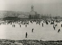 Das Eisfeld Zelgli in den 1940er-Jahren mit der katholischen Kirche Herz Jesu im Hintergrund.