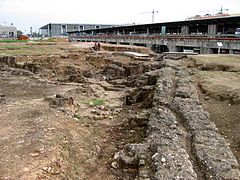 Rechts die nördliche Mauer der zentralen Empfangshalle, links die anschließende Thermenanlage