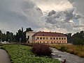 Pohled přes řeku Tichou Orlici na zámek v Chocni, sídlo Orlického muzea v Chocni.