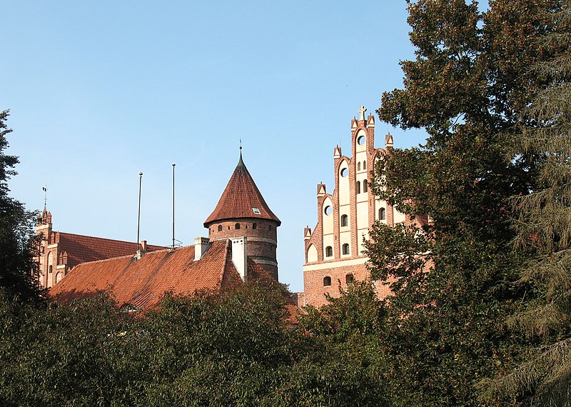 File:Zamek w Olsztynie widok z Targu Rybnego.jpg