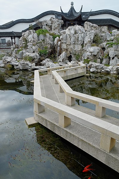 File:Zig-zag bridge towards rock mountain in Dunedin Chinese Garden.jpg