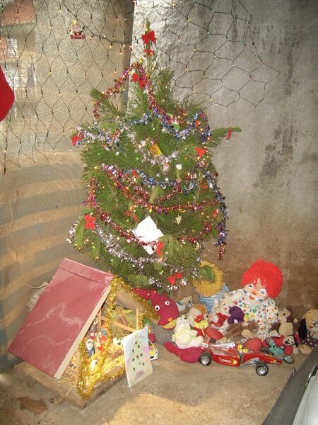 File:Árbol de navidad en un hogar chileno, 2006.jpg