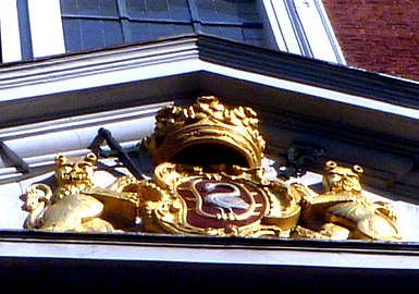 Wappen der Äbtissin von Woestenrath an der Nordseite des Kuppelbaus
