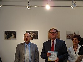 Otwarcia wystawy Kazimierza Nowaka pt. "Afryka Kazika" dokonali dyrektor muzeum i burmistrz Śremu.