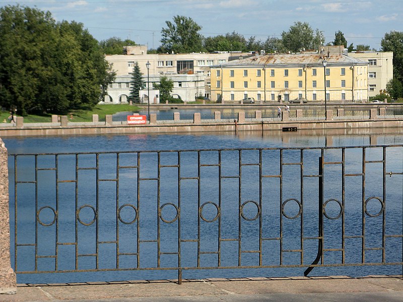 File:Пушкин. Решетка Павловского моста, Пашков мост и Четвертый Нижний пруд.jpg