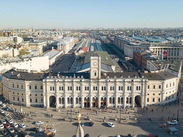 View of the station from Vosstaniya sq.