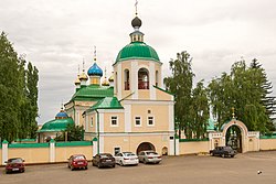 Сергиевская церковь в Ливнах позадии надвратной Тихвинской церкви (cropped).jpg