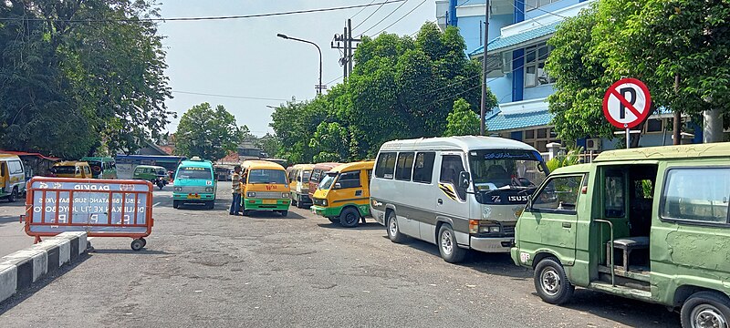 File:05 Moda Transportasi Angkutan Kota Trayek G, W dan D di Terminal Joyoboyo.jpg