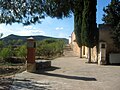 Estaciones XII-XIII del Viacrucis de Ademuz (Valencia): Detalle de ubicación de los pilones frente al cementerio parroquial.