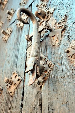 Detalle de aldaba o picaporte en hierro de forja en la puerta de una casa de Albarracín (Teruel), 2017.
