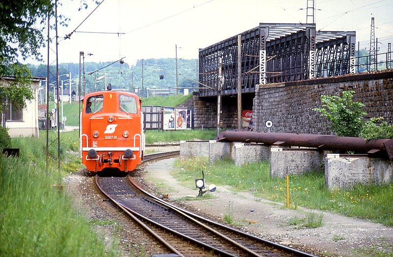 File:119L06250584 Bahnhof Salzburg, Lok 2067.19.jpg