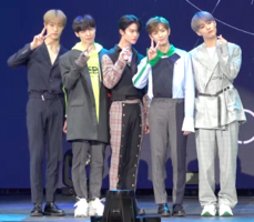 CIX в дебютната им витрина на юли 2019 г. Отляво надясно: Hyunsuk, BX, Jinyoung, Yonghee и Seunghun