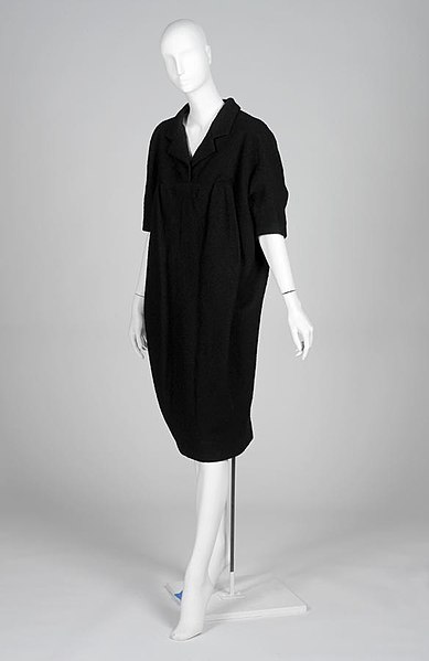 File:1957 Balenciaga chemise or sack dress, black bouclé wool 02.jpg