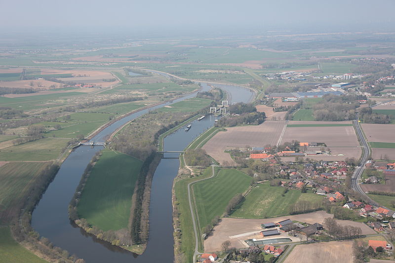 File:2013-05-03 Fotoflug Nordholz Papenburg HP 2300.JPG