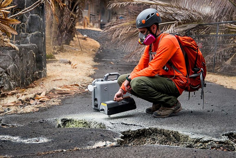 File:20180519 USGS Leilani Estates Hawaii Volcanic EruptionDSC 0411 medium.jpg