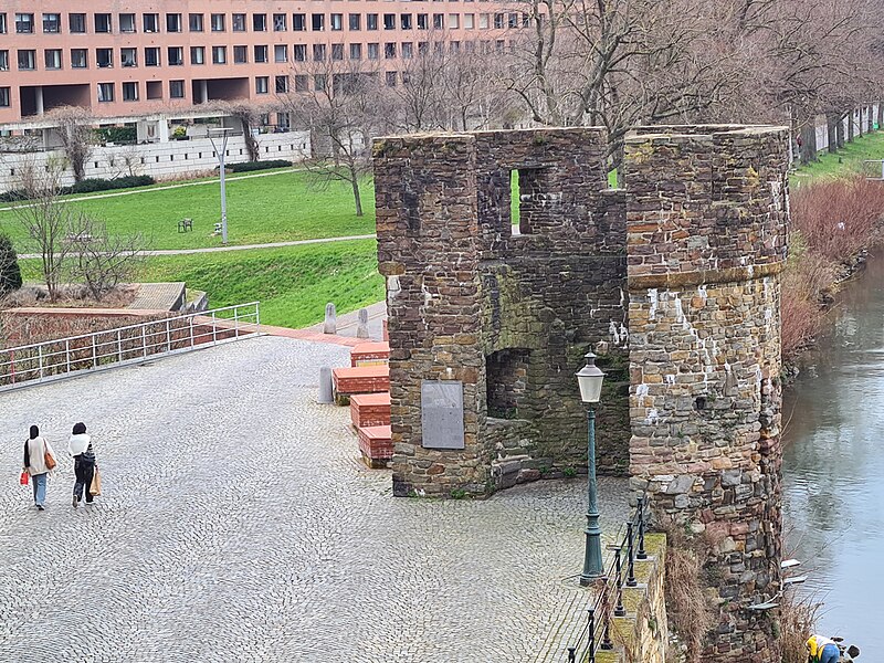 File:2024 Maastricht, Wycker vestingwerken, Maaspunttoren vanaf Hoge Brug (3).jpg