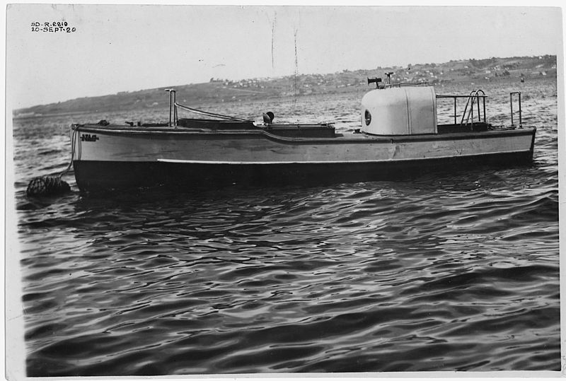 File:35 foot motor boat, broadside view, at San Diego, California. - NARA - 295459.jpg